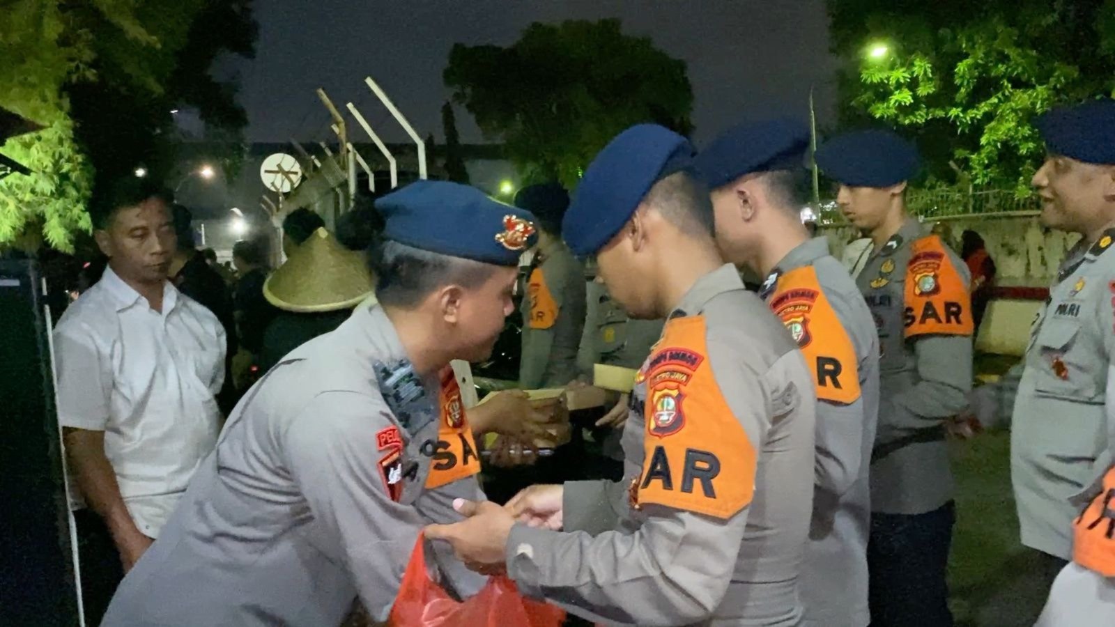 Semangat Luar Biasa Brimob Polda Metro Jaya Gelar Dapur Lapangan untuk Warga Terdampak Banjir di Rawa Teratai, Jakarta Timur